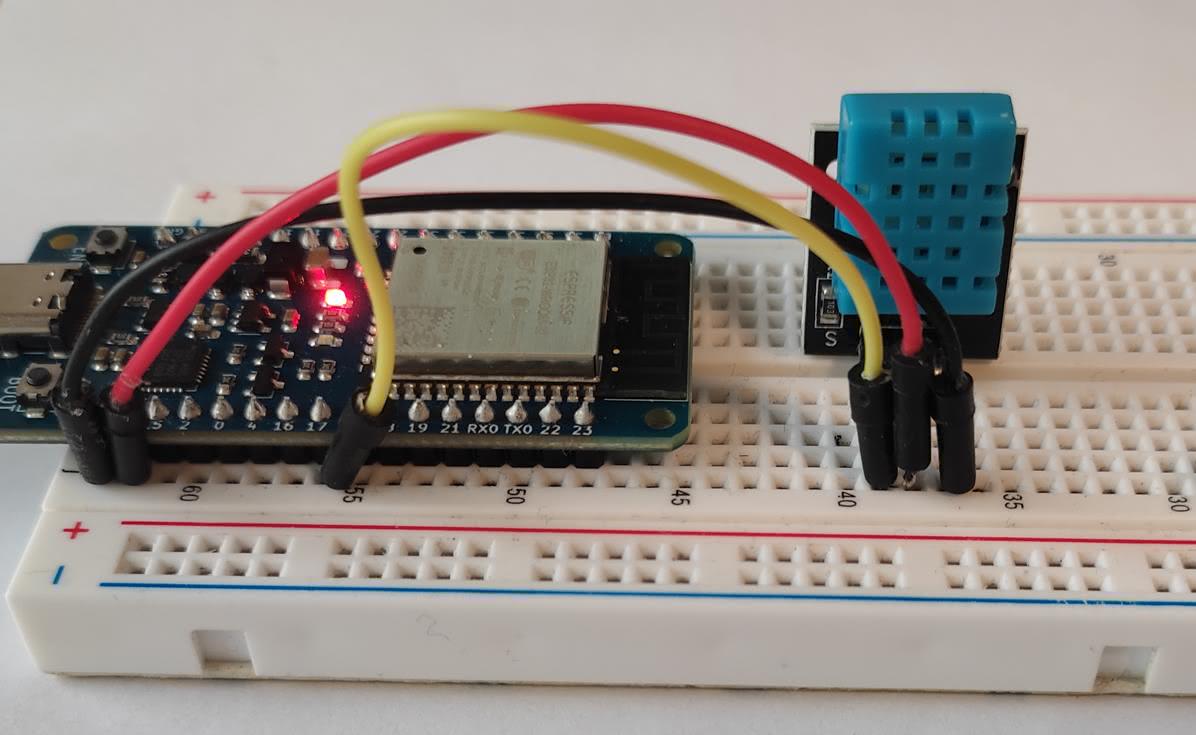 Wiring on DHT11 and esp32 wroom prototyping plate